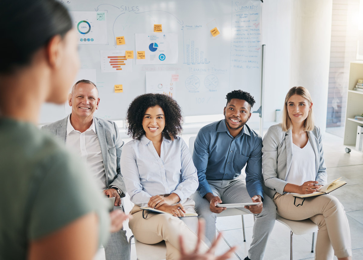 Profissionais utilizando soft skills de comunicação em sala de reunião | Crédito: Divulgação